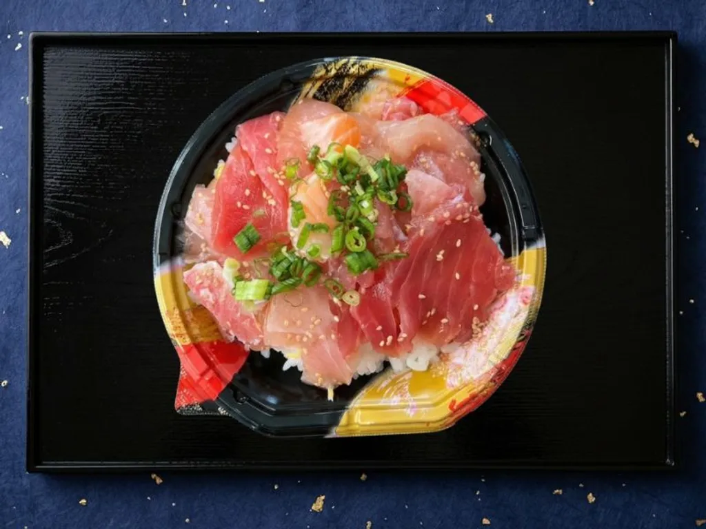 海鮮漬け丼 - 特製醤油ダレに漬け込んだ魚介の旨味が凝縮された一杯