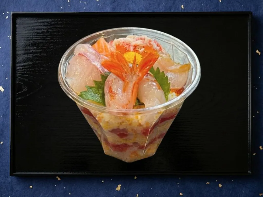 ミルフィーユ寿司 - 彩り豊かな具材が層になった見た目も美しいカップ寿司