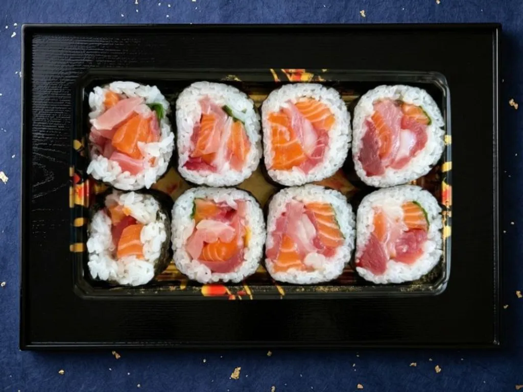 おさかな贅沢巻き - 数種類の鮮魚を彩り豊かに巻いた贅沢な太巻き